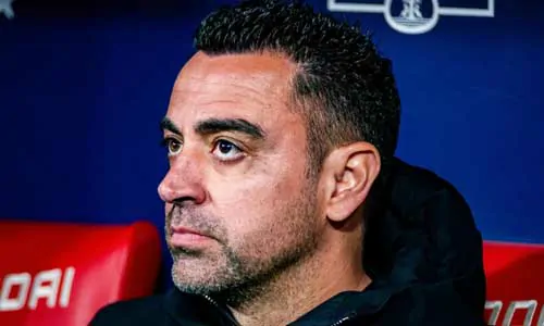 برشلونة يؤكد قرار تشافي بالبقاء كمدير فني